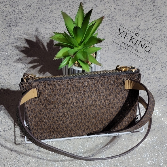 NEW Michael Kors Franny Pack Medium Brown Belt Wallet - Picture 2 of 3